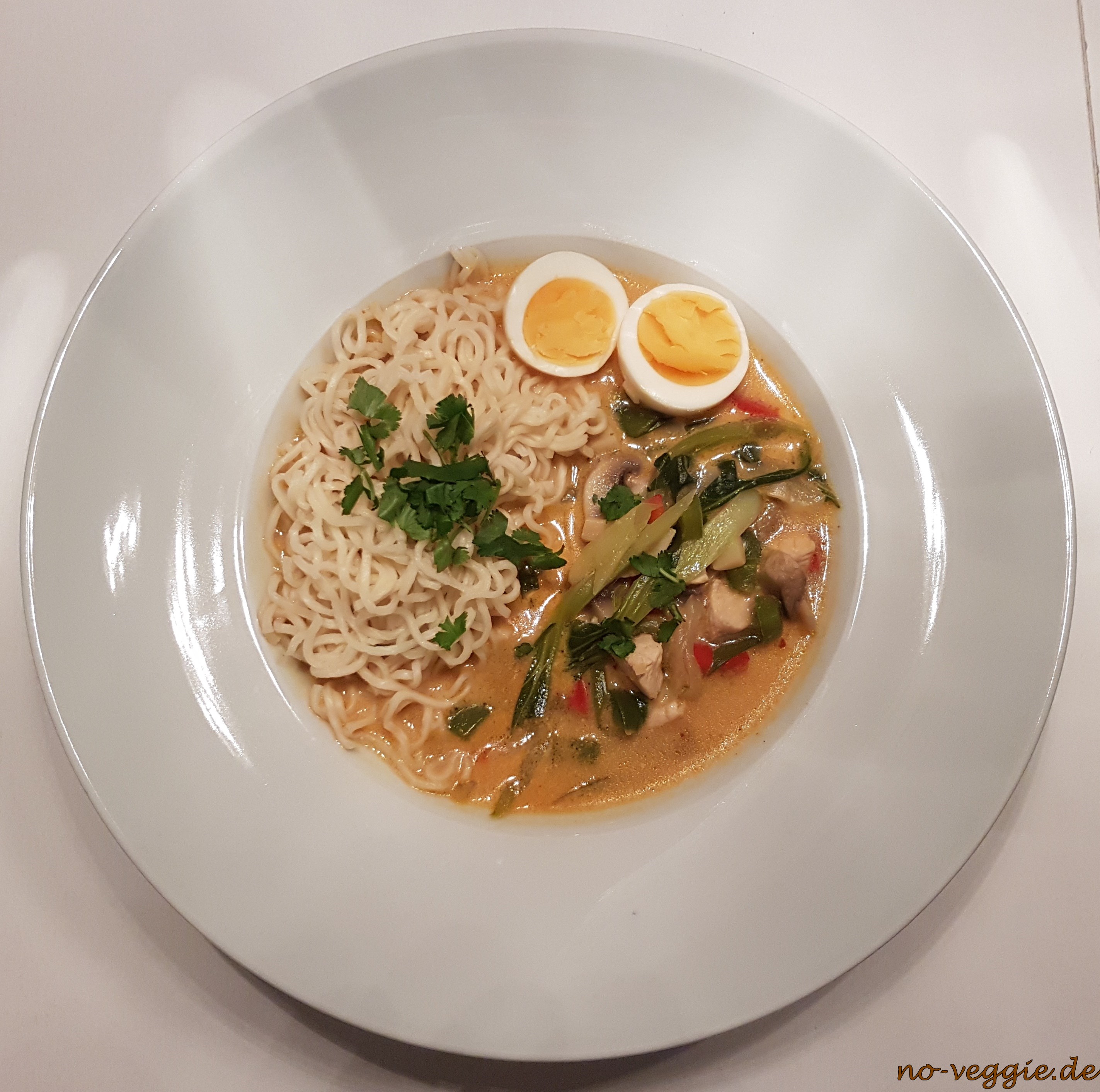 Thai Suppe mit Hühnchen und Kokos - no veggie